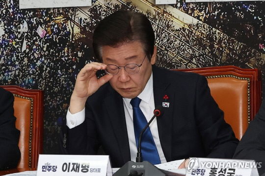 이재명 더불어민주당 대표가 11일 비상경제점검회의에 참석했다. 연합뉴스